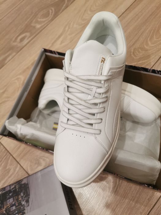 Продам новые кроссовки