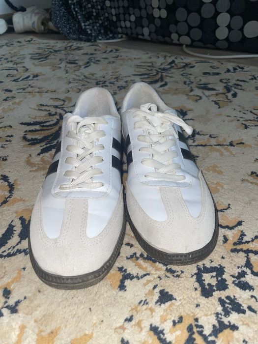 Adidași  Albi cu Dungă Negră și Talpă Gumată