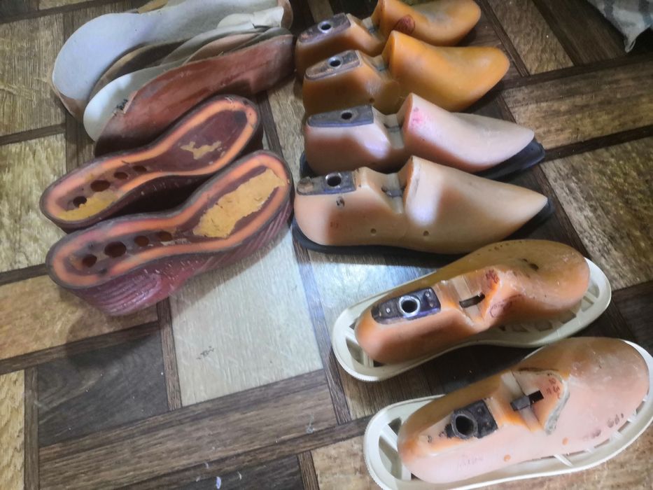 Сапожные инструменты и принадлежности