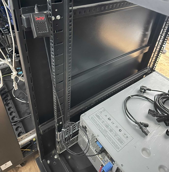 UPS APC Smart On-line, conversie dubla 2 x 3 KVA / 2 x 2400 W