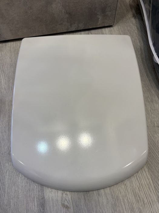 Унитаз подвесной с крышкой