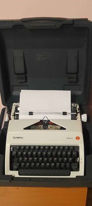 Mașină de scris Olympia Monica impecabilă