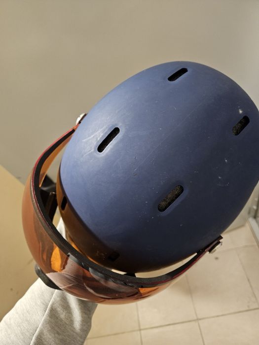 Синя каска за ски