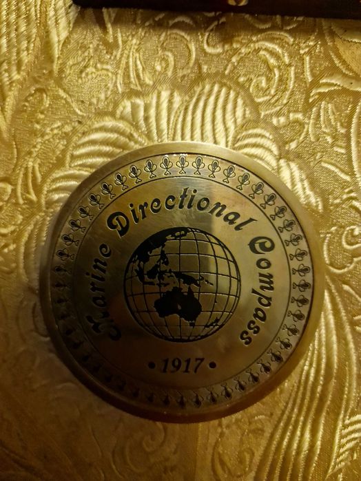 Ретро компас в дървена кутия