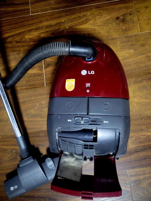 Пылисос в полно рабочим состоянии мало пользвали в полном комплекте