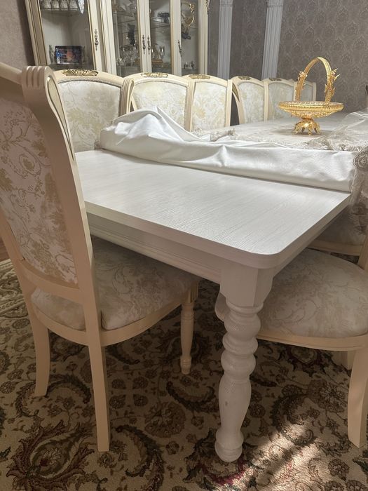 Стол со стульями для гостиной