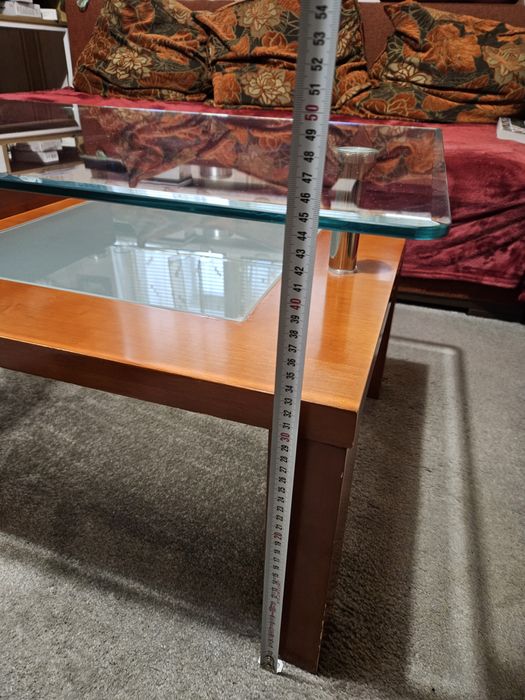 Масивна стъклена холна маса с дървена основа