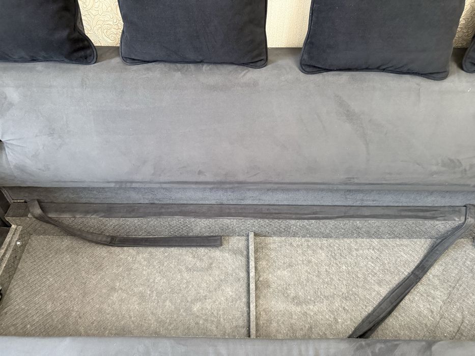 Продам диван в черном цвете!