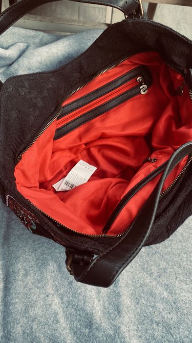 Poseta  neagra cu flori , material textil si piele