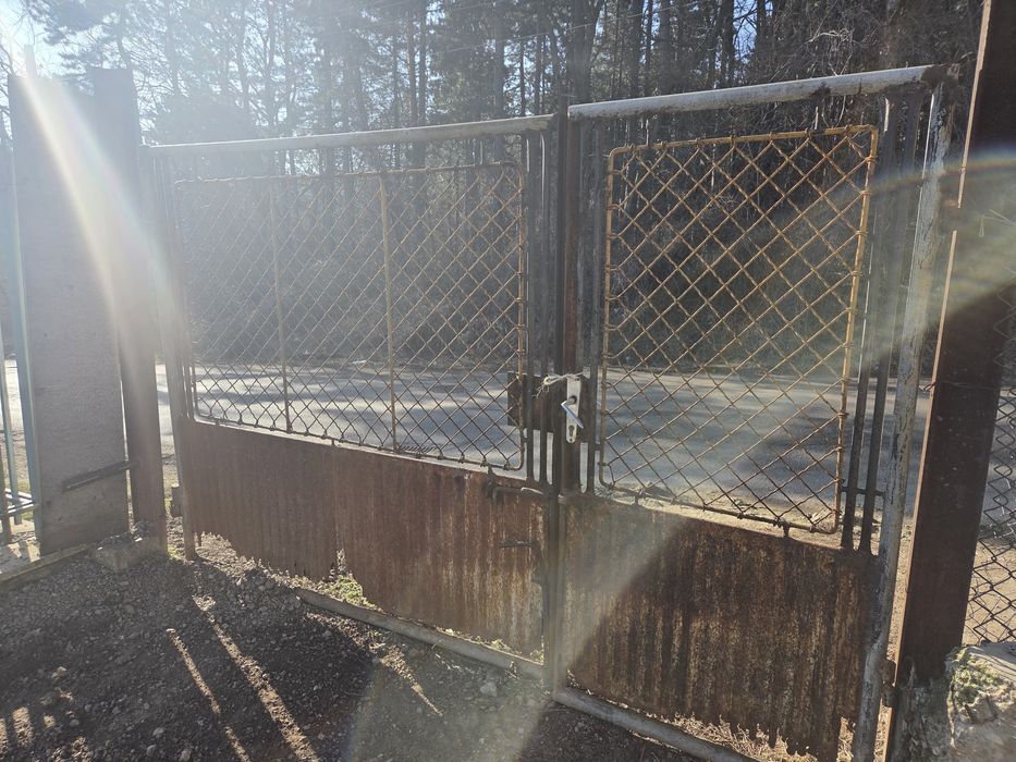 Стара врата с порта