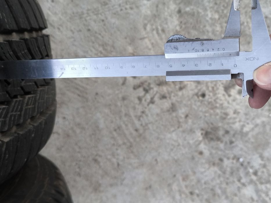 Два броя зимни гуми 215/65/R16