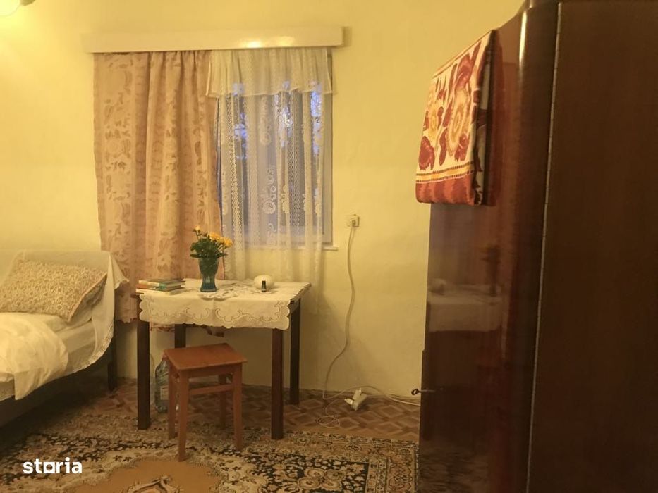 Casă de vânzare cu 3 camere și curte mare