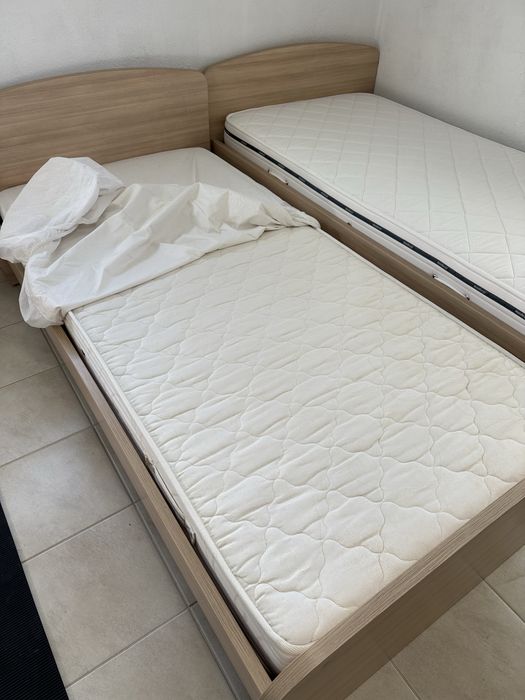 Две единични легла