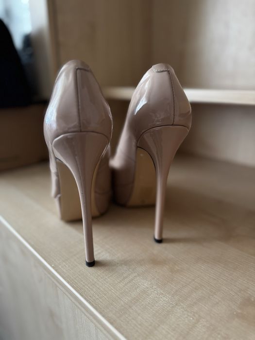 Sara Pen високи обувки НОВИ!!