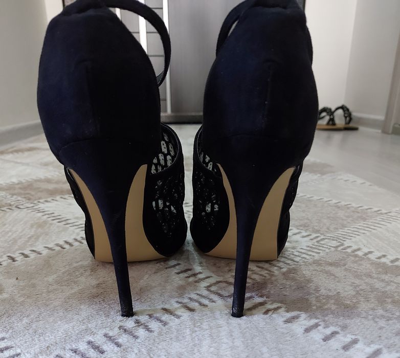 Сандали на висок ток