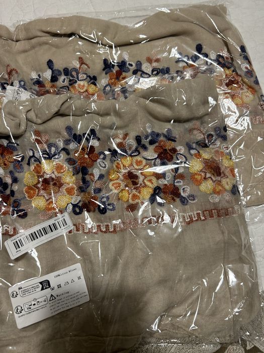 Vand esarfa in cu flori cusute manual