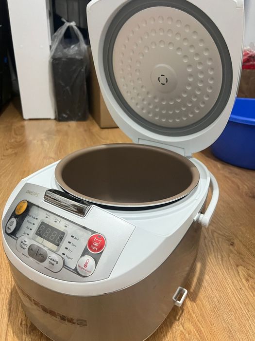 Vând multicooker Philips model HD3037/70