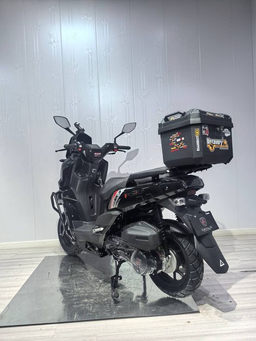 Skuter bor.          .