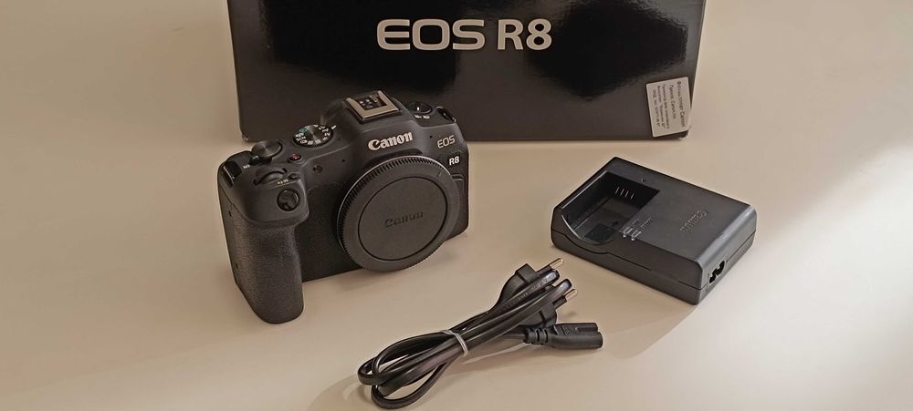 Canon EOS R8 Тяло + оригинална батерия | Като нов | В гаранция!