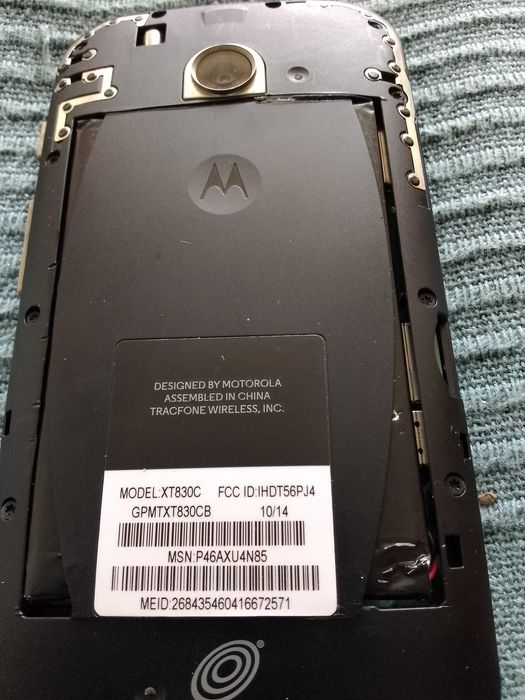 Motorola Moto E (забива на логото)