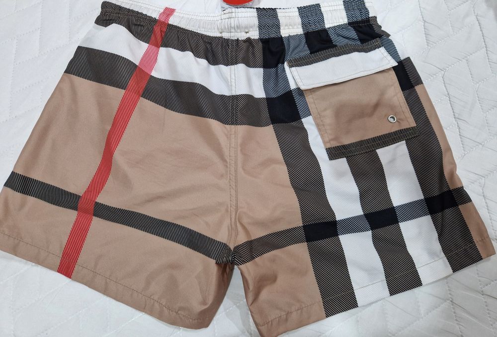 O pereche de Pantaloni scurți de plajă Burberry noi * se potrivesc pentru un L