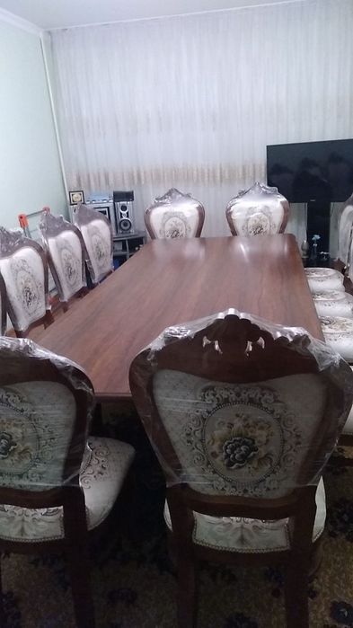 Срочьно стол и стулья продажа