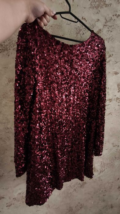 Рокля с пайети и отзад с панделка гол гръб - унив.р-р