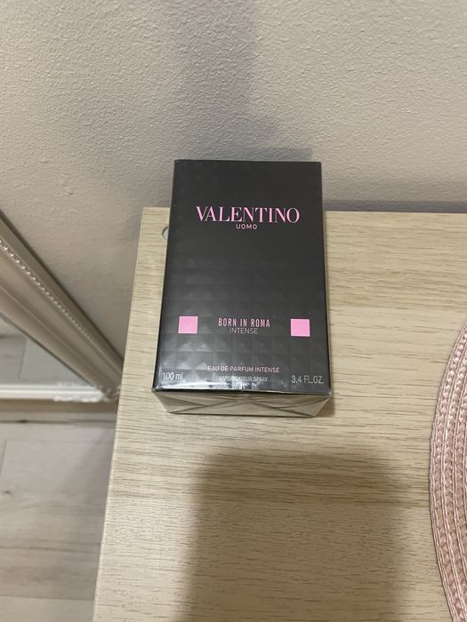 Vand parfum de nișa Valentino