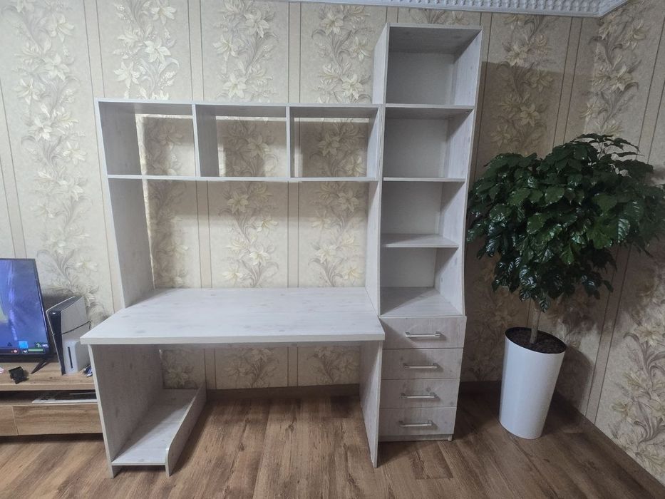 Компьютерный стол. Стенка в комнату