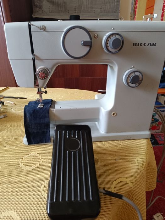 Vând mașină de cusut