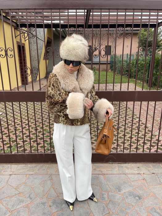 Haina scurta din blana naturala de ocelot cu guler si mansete de vulpe