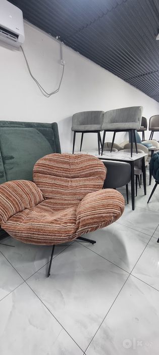 matras, mebel, va stol stullar.