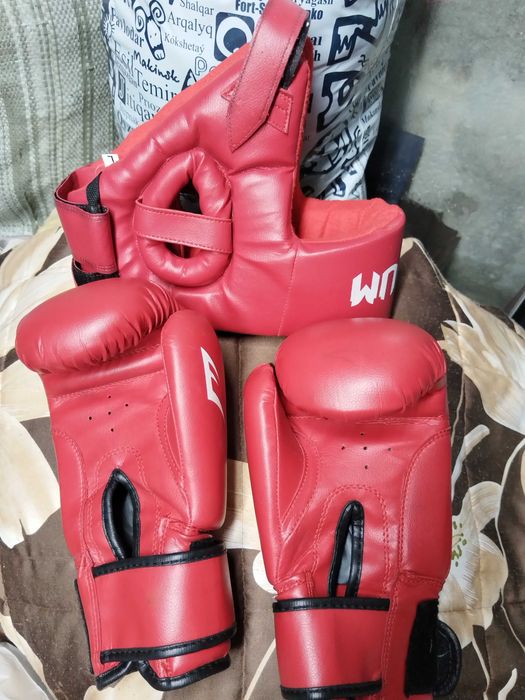 Продам боксёрские перчатки и шлем.