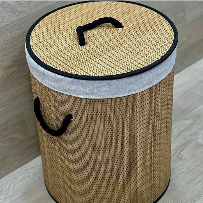 Круглая бамбуковая корзина для белья.
