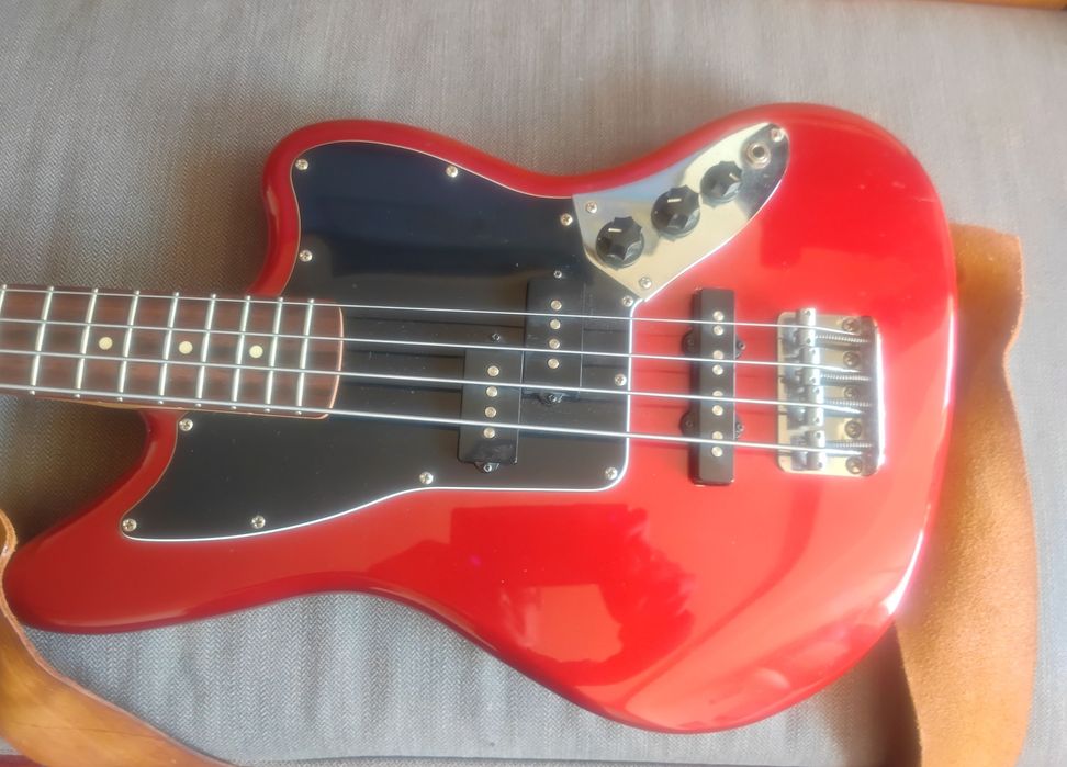 Продавам Скуайър Фендър джаз бас спешъл,къса скала.