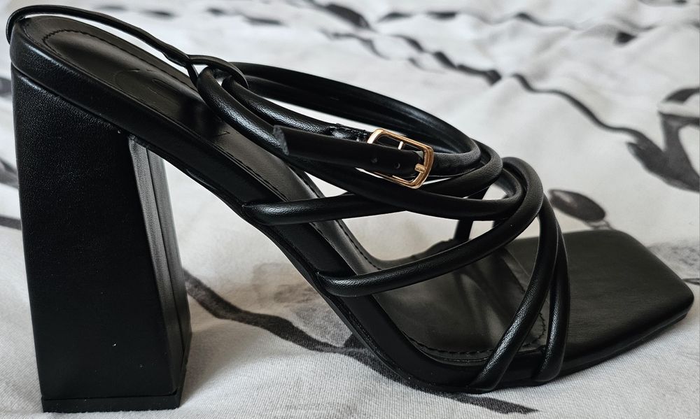 Чисто нови сандали