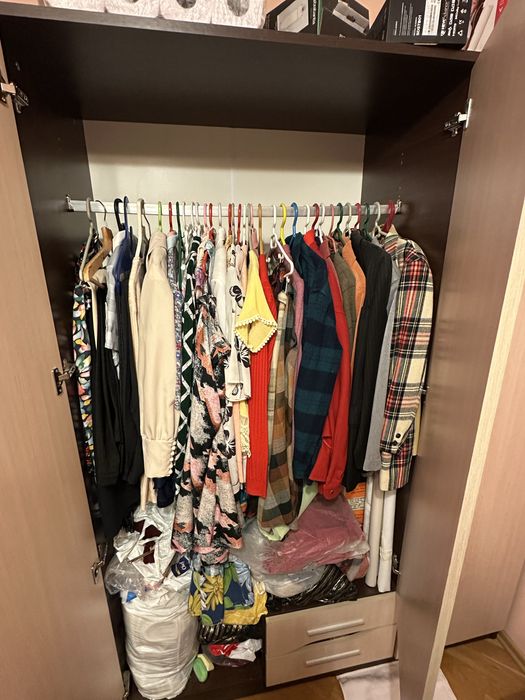 Продавам трикрилен гардероб