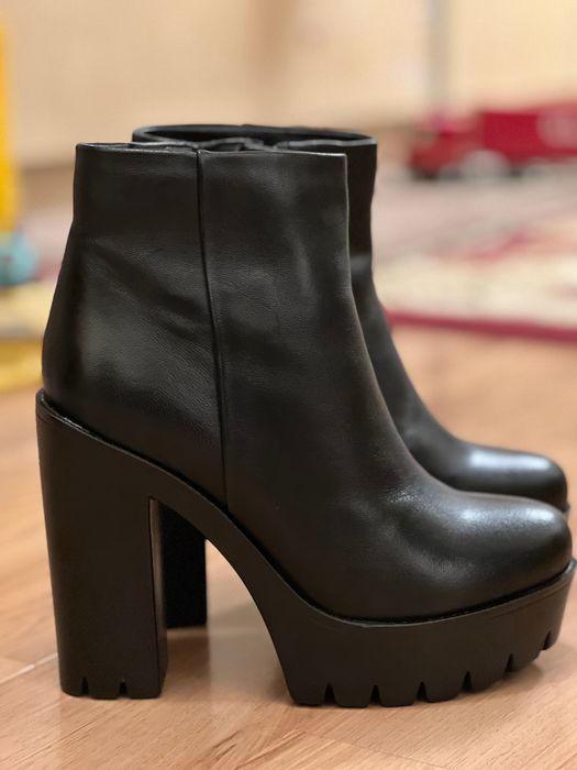 Продаются  ботильоны