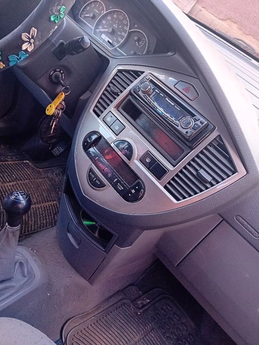 Vând Kia Karend  an 2007