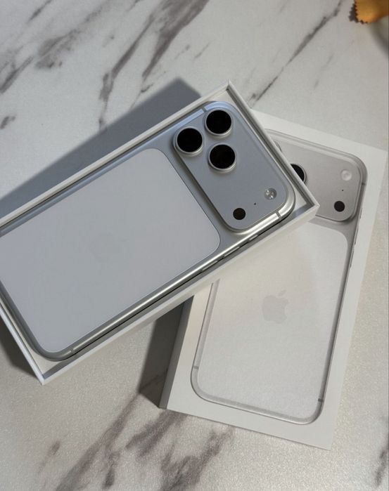 17 pro max iPhone silver