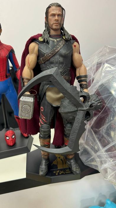 Тор: Рагнарёк", выпущенная компанией Hot Toys. Это фигурка в масштабе