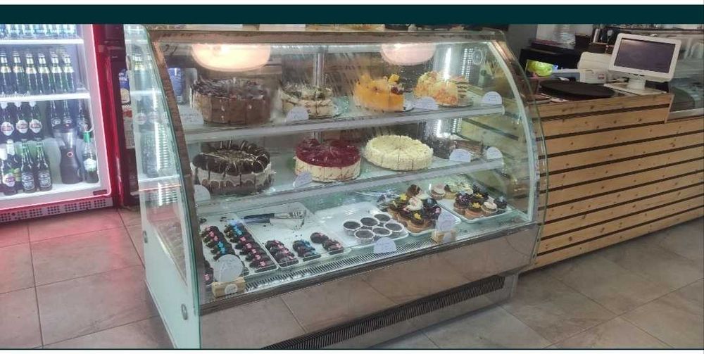 Сладкарска витрина