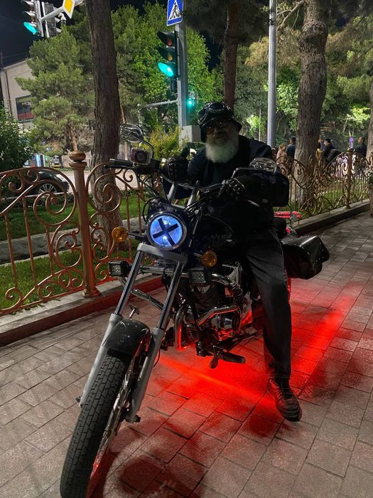 Мотоцикл на ходу. Своей много не катаюсь. Мотоцикл хорош