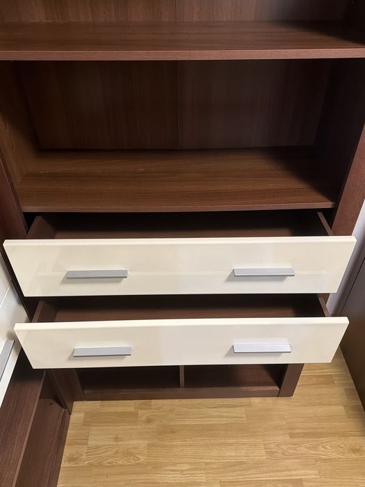 2 corpuri biblioteca