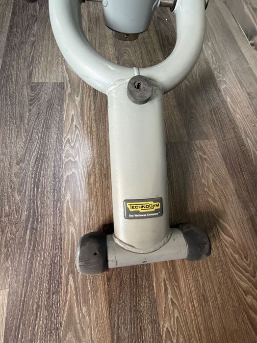 Професионална фитнес лежанка Technogym за коремни преси