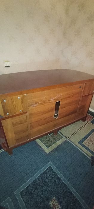 Тумба под телевизор из красного дерева