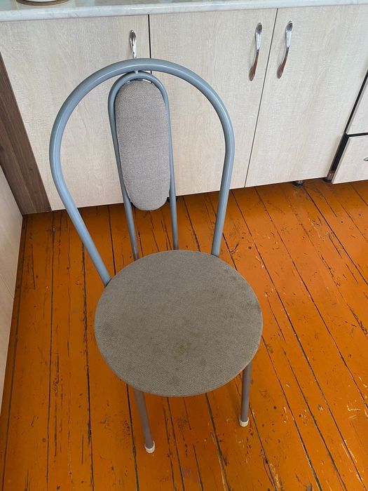 Стол и стулья кухонные