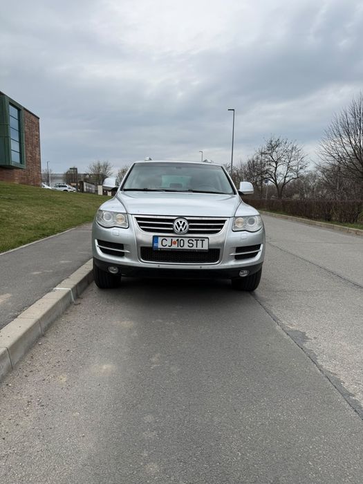 Volkswagen Touareg 3.0 TDI 4x4, mașină puternică, confortabilă, potrivită pentru drumuri lungi sau familie.
