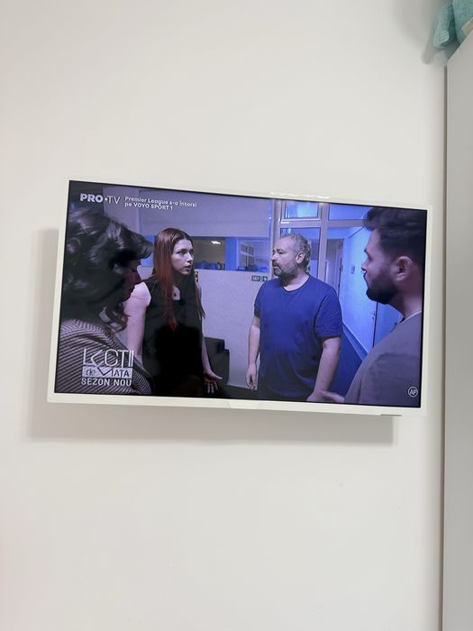 Vand televizor philips in stare foarte buna exact cum se vede in poze are diametru de 73cm si inaltime 43 a fost in camera fetei , nu este smart