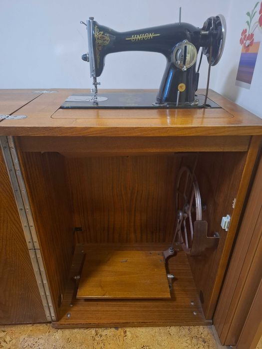 Предлагам запазена и отлично  работеща, крачна шевна машина UNION.